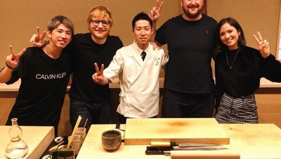 Serunya Taka ONE OK ROCK Saat Makan Bareng Ed Sheeran dan Belanja Seafood