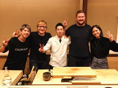 Serunya Taka ONE OK ROCK Saat Makan Bareng Ed Sheeran dan Belanja Seafood