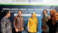 Direktur Eksekutif Bisnis PT Penjaminan Infrastruktur Indonesia (Persero) Muhammad Wahid Sutopo, Direktur Utama PT Penjaminan Infrastruktur Indonesia (Persero) Armand Hermawan, Rektor Universitas Trilogi Sahnaz Ubud, Wakil Rektor Bidang Sumber Daya Leo Pramuka dan Dosen Akuntansi Anies Lastiati berbincang usai menggelar kegiatan Edukasi Jarak Jauh (Tele-Teaching) kepada 90 guru SD di Ranai, Natuna, Kepulauan Riau dan Timika, Papua di Universitas Trilogi, Jakarta, Selasa (30/4). Foto: dok. PII
