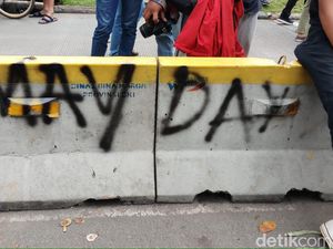 Di Tengah Aksi Buruh, Separator Busway di Patung Kuda Dicoret-coret