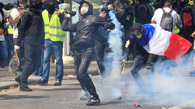 Gerombolan anarkis memicu tembakan gas air mata dalam aksi May Day di Paris