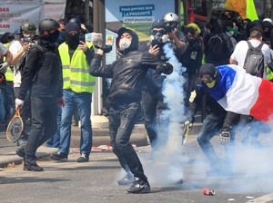 Aksi Protes Kematian Mahsa Amini di Paris Ricuh, Gas Air Mata Ditembakkan