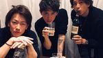 Serunya Taka ONE OK ROCK Saat Makan Bareng Ed Sheeran dan Belanja Seafood