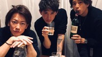 Ini dia keseruan Taka bareng dua sahabatnya. Ia berpose sambil memamerkan segelas minuman miliknya. Foto: Instagram 10969taka