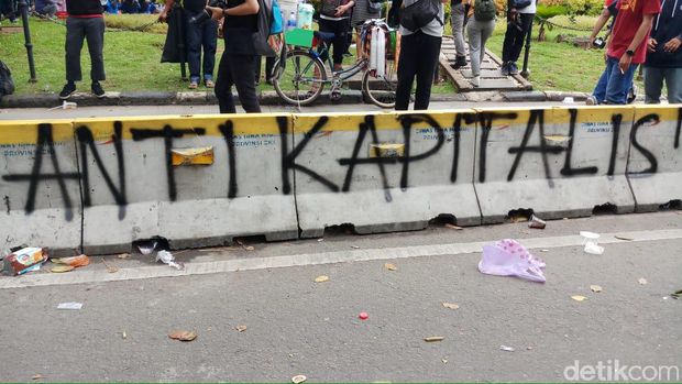 Di Tengah Aksi Buruh, Separator Busway di Patung Kuda Dicoret-coret