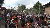 Perang air ini dilakukan warga Dusun Dawung, Desa Banjarnegoro, Kecamatan Mertoyudan, Kabupaten Magelang.