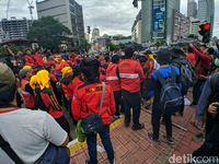 Dorong-dorongan Massa Buruh Vs Polisi, Pagar Halte Tosari Ambruk