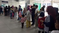 Antrean di loket karcis MRT mengular panjang.