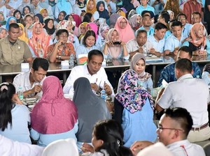 Mampir ke Pabrik, Jokowi Makan Sayur Sup, Tempe dan Tahu Goreng Bareng Buruh