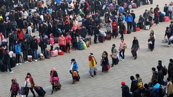 Saat musim Imlek tiba, ribuan pekerja Foxconn yang tinggal jauh dari tempat mereka bekerja, berbondong-bondong mudik ke kampung halaman. Foto: Getty Images