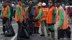Petugas Bersihkan Sampah Usai Aksi Buruh