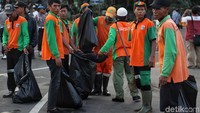 Kegiatan tersebut bertujuan agar kawasan Jalan Medan Merdeka Barat kembali bersih usia unjuk rasa buruh.