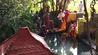 Selanjutnya, sekitar pukul 14.30 WIB, dimulai prosesi pengambilan air suci dari Sendang Dawung.