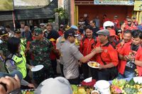 Sebelum Aksi, Buruh Bandung dan Sumedang Potong Tumpeng Bersama