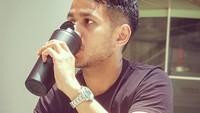 Pria 29 tahun ini punya tumblr keren warna hitam. Minum terus, katanya. Foto: Instagram jovialdalopez