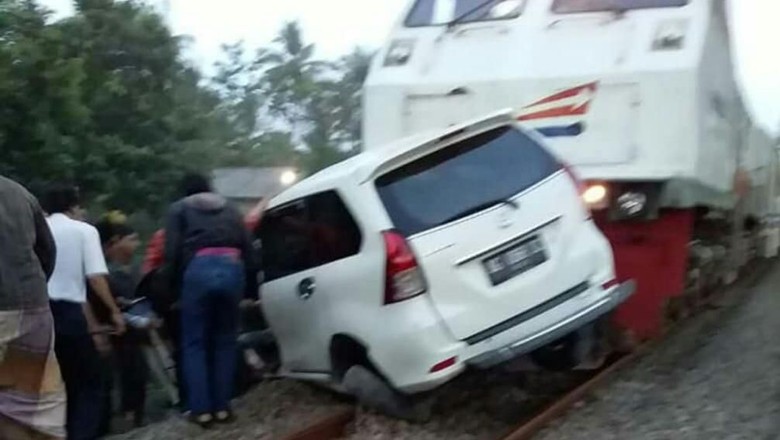 MPV Tertabrak Kereta Api di Tulungagung, Pengemudi Tewas MPV Tertabrak Kereta Api di Tulungagung, Pengemudi Tewas