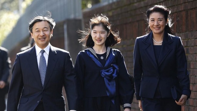 Dalam pidataonya di Takaoka, Prefektur Toyama, putra mantan perdana menteri Yasuhiro Nakasone itu juga beranggap sang putri akan menghadapi tekanan besar untuk menghasilkan ahli waris laki-laki. Foto: Dok. TheImperialHouseholdAgencyof/AFP, Getty Images