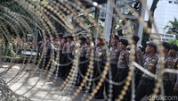 Kawat berduri dipasang untuk menghadang massa buruh.