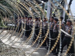 Polda Metro Bentuk Tim Khusus Buru Massa Berbaju Hitam Perusak Halte Tosari