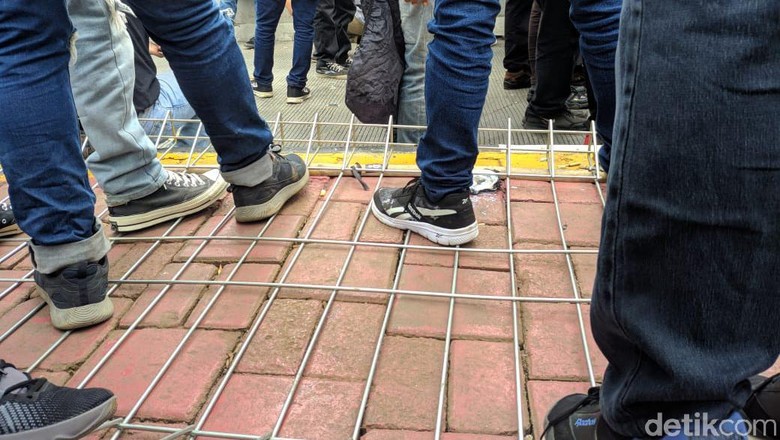 Transjakarta Sudah Laporkan Vandalisme Massa Berbaju Hitam ke Polda Metro Transjakarta Sudah Laporkan Vandalisme Massa Berbaju Hitam ke Polda Metro