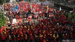 Buruh Bawa Mesin Jahit Raksasa ke Patung Kuda