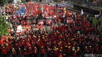 Massa juga meminta upah layak untuk seluruh buruh di Indonesia.