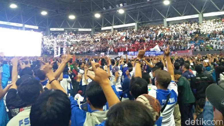 Orasi di May Day, Said Iqbal Ajak Buruh Salam 2 Jari Orasi di May Day, Said Iqbal Ajak Buruh Salam 2 Jari