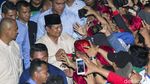 Hadiri Peringatan May Day, Prabowo Salam Dua Jari