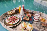 Tiru Gaya Floating Breakfast Bali, Pria Ini Malah Sarapan di Selokan