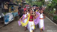Kemudian, setelah itu masih dilanjutkan pertunjukan kesenian tradisional.