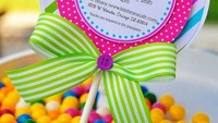 Desain kartu undangan berbentuk permen lolipop ini bisa jadi ide saat merayakan ulang tahun si kecil. Warna-warni yang cerah membuat kartu undangan semakin menarik. Foto: Istimewa