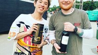 Siapa yang tidak mengenal band asal Jepang, ONE OK ROCK. Namanya sudah mendunia. Tak heran kalau Ed Sheeran menggandengnya sebagai band pembuka konser Divide World Tour 2019 di Asia. Foto: Instagram 10969taka