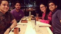 Ini pose kompak Jovi dan saudaranya saat rayakan hari ibu. Mereka terlihat menikmati makanan bersama di sebuah restoran. Foto: Instagram jovialdalopez