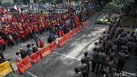Massa dihadang kawat berduti dan separator jalan.