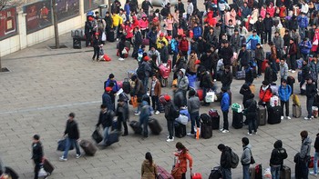 Betapapun pilu dan kisah para pekerja Foxconn, tak menyurutkan minat para pekerja untuk melamar ke sana. Banyak di antaranya yang datang dari daerah jauh untuk bekerja di Foxconn. Foto: Getty Images