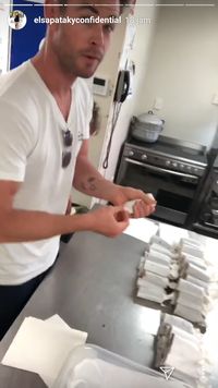 Hot Daddy! Serunya Chris Hemsworth Bantu Kemas Makanan di Sekolah Anaknya