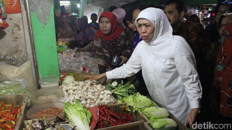 Gubernur Khofifah Blusukan Pasar Cek Harga Sembako Jelang Ramadan Gubernur Khofifah Blusukan Pasar Cek Harga Sembako Jelang Ramadan