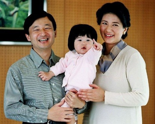 Putri Aiko adalah anak tunggal dari Kaisar Naruhito dan Ratu Masako. sang putri lahir pada 1 Desember 2001 di Rumah Sakit Imperial Household Agency yang berada di Tokyo Imperial Palace. Dia juga memiliki nama kekaisaran yaitu Putri Toshi yang berarti orang yang menghargai orang lain. Foto: Dok. TheImperialHouseholdAgencyof/AFP, Getty Images