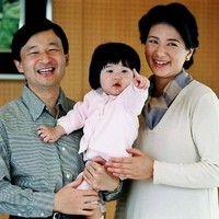 Putri Aiko adalah anak tunggal dari Kaisar Naruhito dan Ratu Masako. sang putri lahir pada 1 Desember 2001 di Rumah Sakit Imperial Household Agency yang berada di Tokyo Imperial Palace. Dia juga memiliki nama kekaisaran yaitu Putri Toshi yang berarti orang yang menghargai orang lain. Foto: Dok. TheImperialHouseholdAgencyof/AFP, Getty Images