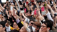 Tidak lupa, mereka mengabadikan momen tersebut. REUTERS/Kim Kyung-Hoon.