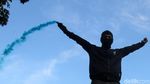 Petasan Hingga Flare Tutup Aksi May Day di Jakarta