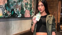 Di Madrid, Lucia tampak sedang menikmati kopi dari Starbucks. Sluuurp! Foto: Instagram luciariveraromero
