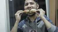 Dibalik kesibukannya di dunia hiburan, Jovi sudah menamatkan pendidikannya di FMIPA Universitas Indonesia. Saat luang, ia bisa makan minimal 2 fried chicken lho. Foto: Instagram jovialdalopez