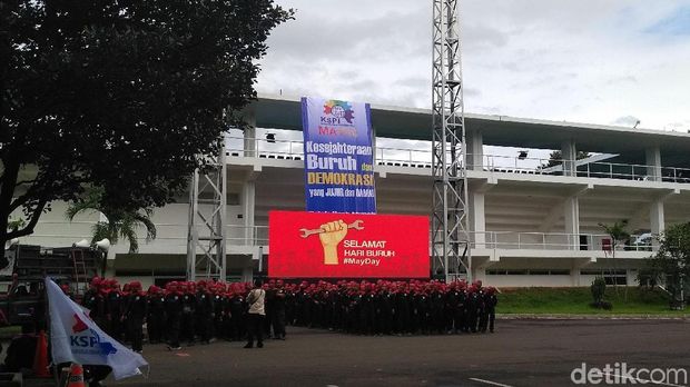 Gelar Aksi May Day, Massa KSPI Mulai Padati Tennis Indoor Senayan