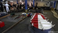Kapal perang yang berusia hampir lima dekade tersebut merapat di pelabuhan Tanjung Priok.