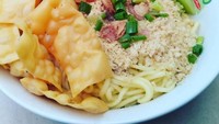 Racikan mie ayam Dempo ini memakai taburan kulit pangsit yang renyah gurih. Foto: Instagram @pangsitmiedempo