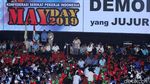 Hadiri Peringatan May Day, Prabowo Salam Dua Jari
