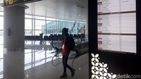 Adapun fasilitas standar pelayanan bandara lainnya yang sudah tersedia yaitu signage, konter informasi, flight information display system, announcement, informasi transportasi lanjutan, customer service dengan tenaga yang berasal dari warga lokal Kulon Progo, Tourist Information Center, difable lounge, difable toilet, difable lift, difable drop zone, 132 tenaga facilities care, nursery room, kid zone, reading corner, troli sebanyak 400 unit.