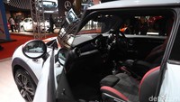 Rp 836.000.000,- off-the-road untuk MINI 3 Door dan Rp 865.000.000,- off-the-road untuk MINI 5 Door. Foto: Pradita Utama