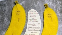 Wah undangan 3 dimensi ini tak kalah keren. Sekilas berbentuk pisang tapi kalau mau membaca pesan di dalam undangan maka bagian kulit pisangnya harus dikupas. Foto: Istimewa
